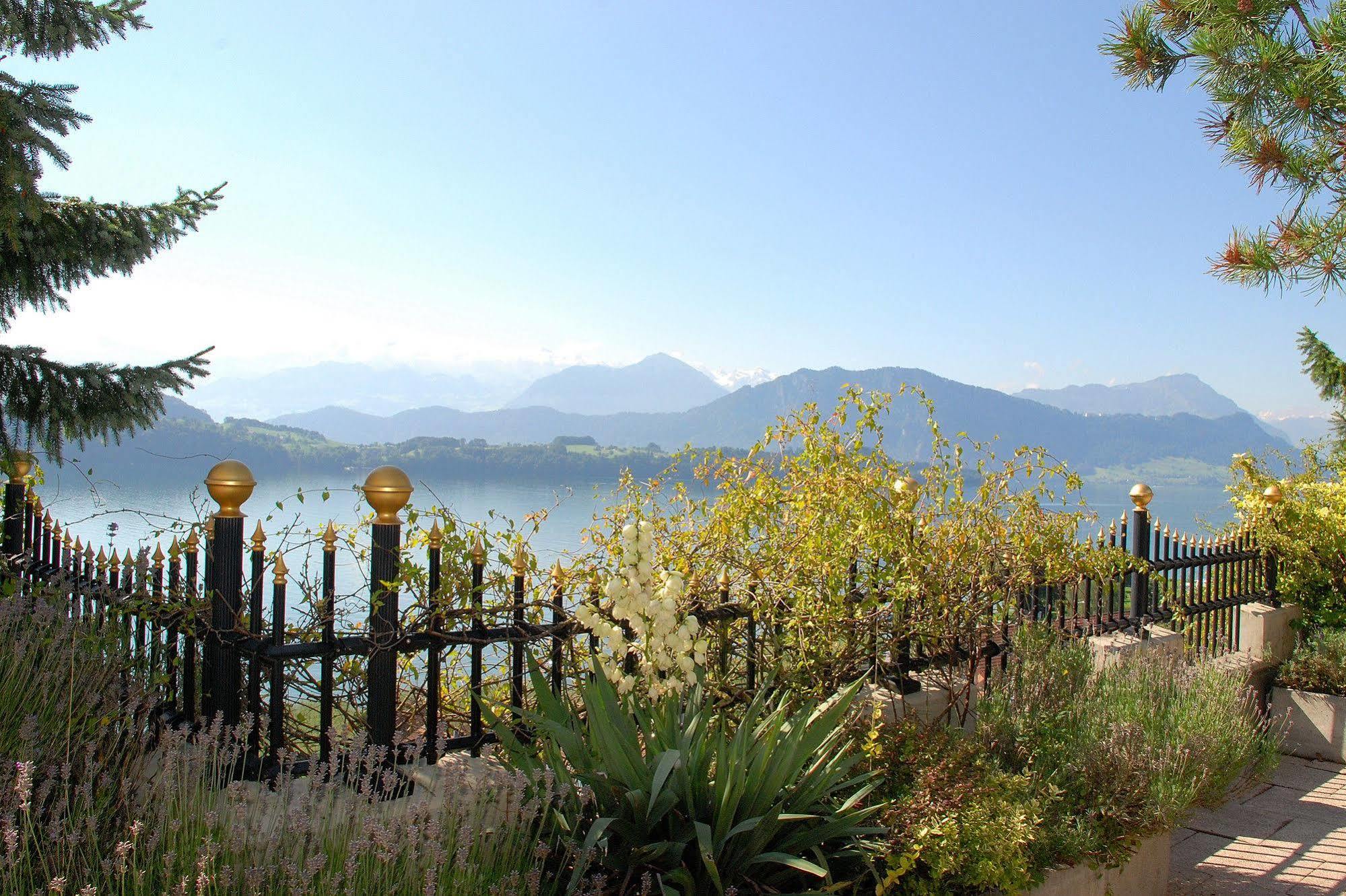 Küssnacht Swiss-Chalet Merlischachen - Romantik Schloss-Hotel Am See מראה חיצוני תמונה