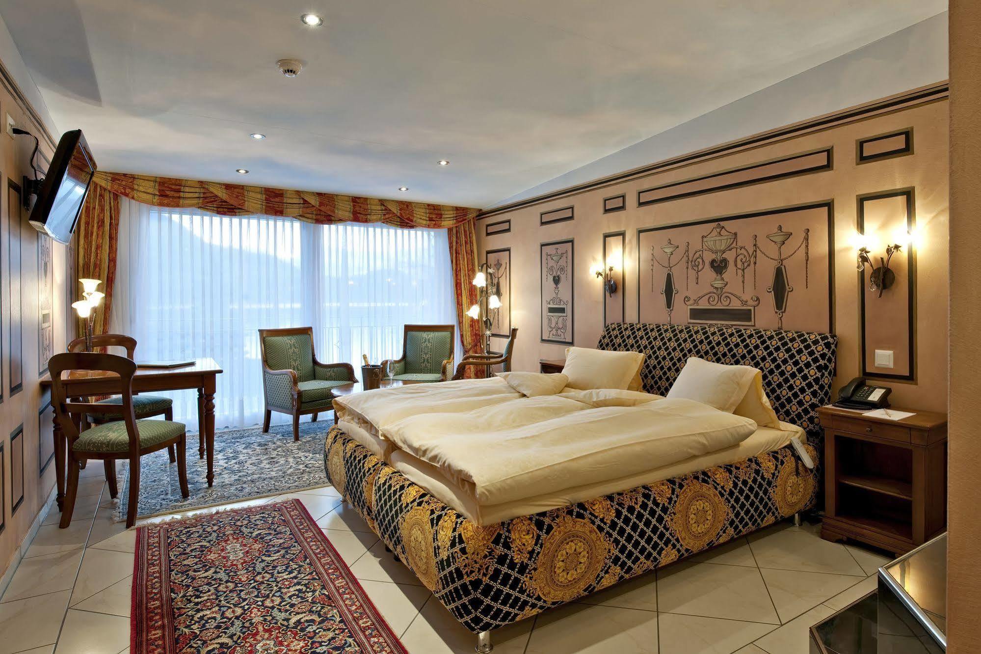 Küssnacht Swiss-Chalet Merlischachen - Romantik Schloss-Hotel Am See מראה חיצוני תמונה